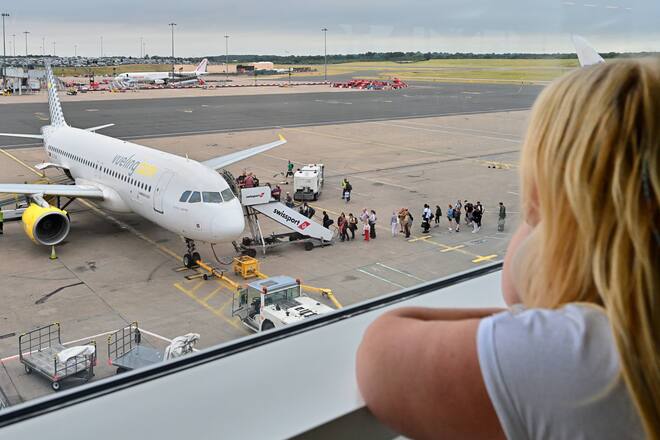 Gleich geht es ins Flugzeug. Warten am Flughafen. Birmingham West Midlands United Kingdom *** Almost ready to board the plane Waiting at Birmingham West Midlands Airport United Kingdom Copyright: xRolfxPossx