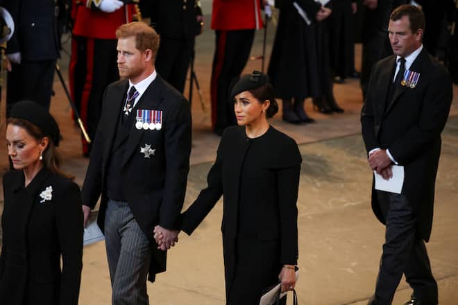 Prinz Harry und Meghan verlassen die Westminster Hall – wie immer Händchen haltend.