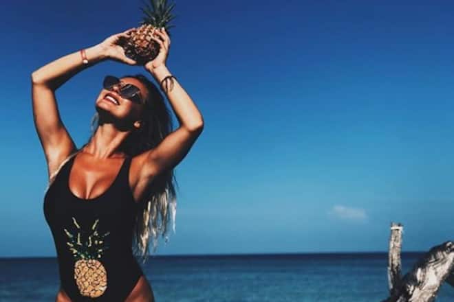 Adela Smajic zeigt ihre Bikinisammlung