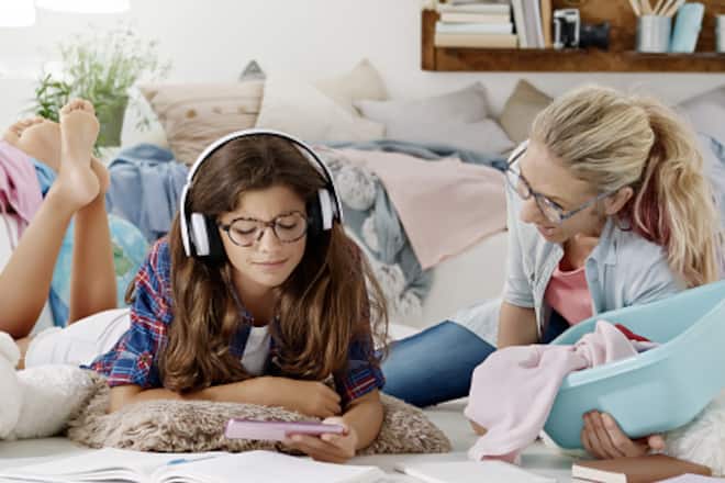 Teeniemädchen mit Mutter