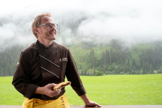 Sedrun (GR), 4.8.2021 -- Meister der Nusstortenkreation: Reto Schmid.Foto: Karl-Heinz Hug