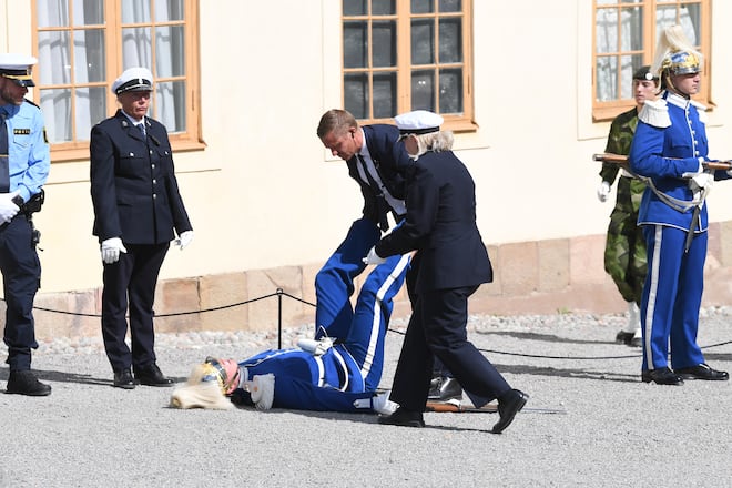 Taufe Prinz Julian ohnmächtige Leibgarde