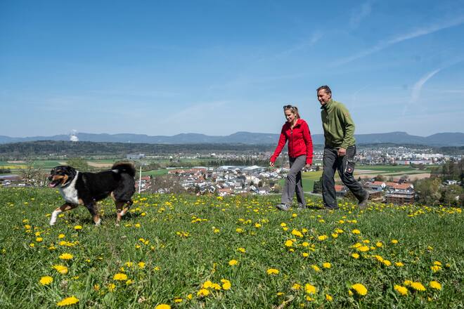 27.04.2021; Muhen; Thomas + Nicole Anliker-Lüthi - Lottenhof; Thomas + Nicole Anliker-Lüthi spazieren mit ihrem Hund auf dem Hof. © Valeriano Di Domenico