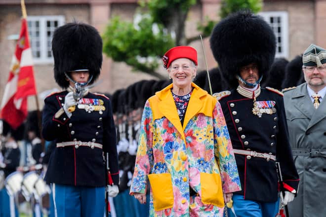 Königin Margrethe (DK), nimmt an der Parade der Königlichen Garde teil und übergibt die Uhr der Königin an den Gardisten, der von der Kompagnie als bester Gardist gewählt wurde. Kopenhagen, Dänemark. 30. Juni 2017** No SocialMedia Use **