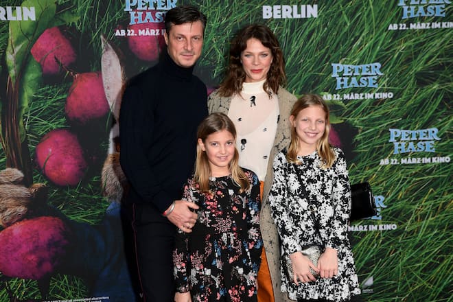 BERLIN, GERMANY - MARCH 11: Jessica Schwarz and her partner Markus Selikovsky attends the 'Peter Hase' premiere at Zoo Palast on March 11, 2018 in Berlin, Germany. (Photo by Matthias Nareyek/Getty Images for Sony Pictures)