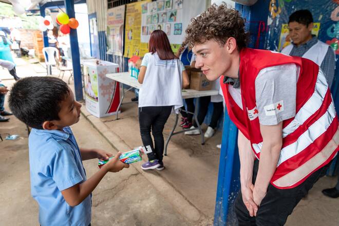 El Salvador: Der schweizer Musiker Nemo Mettler besucht die Projekte des des Schweizerischen Roten Kreuzes in El Salvador. Bild © Remo Naegeli