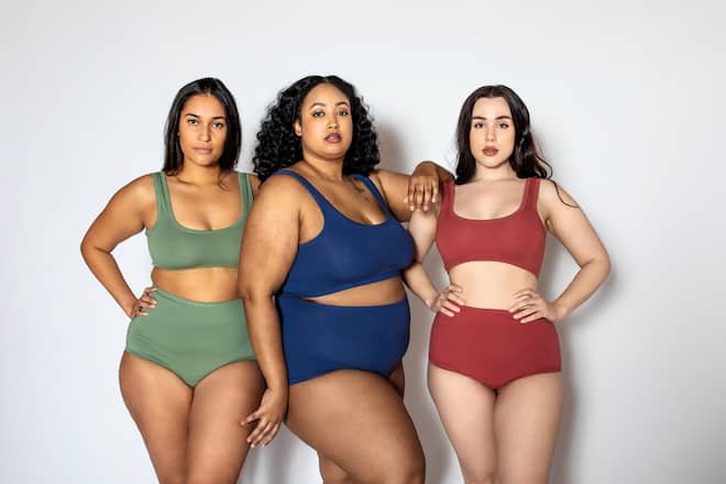 Selbstbewusste Frauen in Unterwäsche