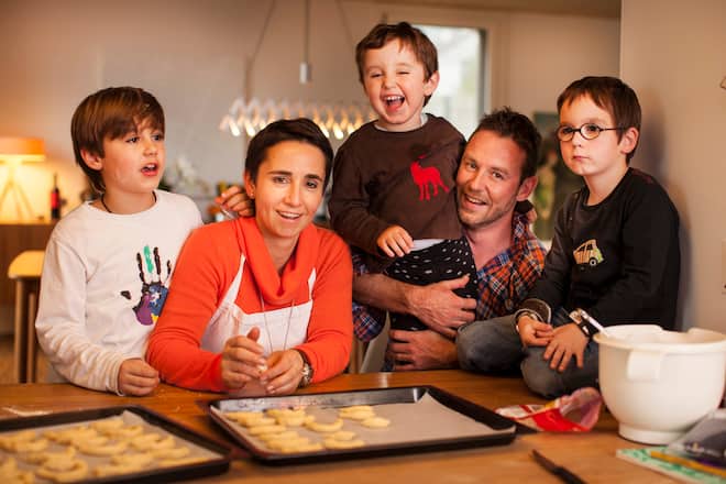 Nik Hartmann mit seinen drei Söhnen und Frau Carla