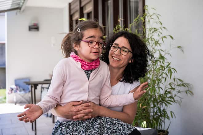 ZIZERS GR, 08.05.2021 - Julia und ihre Mutter Ursina.Die 7 jaehrige Julia leidet unter dem Sanfilippo-Syndrom, besser bekannt unter Kinderdemenz. PHOTO BY PASCAL MORA