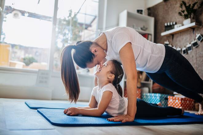 Mutter und Tochter beim Yoga