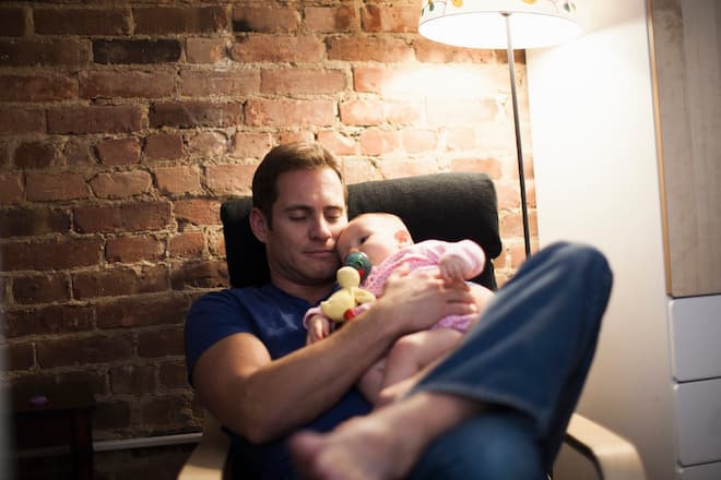 Papa mit Baby in der Nacht