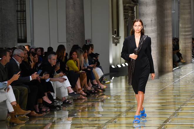 MILAN, ITALY - SEPTEMBER 19: Irina Shayk walks the runway at the Bottega Veneta show during the Milan Fashion Week Spring/Summer 2020 on September 19, 2019 in Milan, Italy. (Photo by Jacopo Raule/Getty Images)