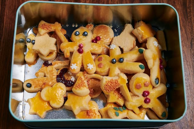 Natascha Beller, Filmregiesseurin, Patrick Karpiczenko, Filmschaffender, 2020 - backen Weihnachtsguetzli