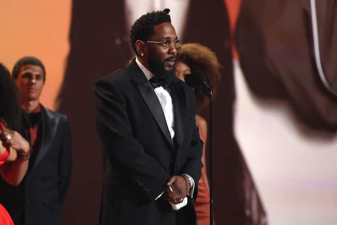 Kendrick Lamar nimmt den Grammy für Record of The Year Award für «luther» entgegen. (Photo by Kevin Mazur/Getty Images for The Recording Academy)