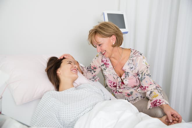 Anja Zeidler mit Mutter Bea am Krankenbett nach der Operation