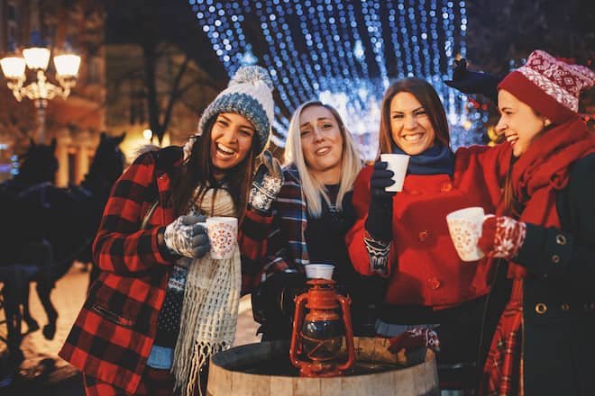 Glühwein trinken am Weihnachtsmarkt