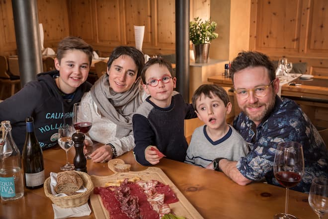 Nik Hartmann macht Skiferien mit der Familie, Frau Carla und Söhne Constantin, Frederik und Melchior. Auch sein behinderter Sohn Melchior soll seinen Spass haben.