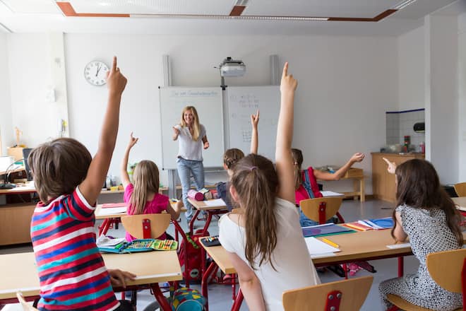 Lehrerin und Schüler im Klassenzimmer