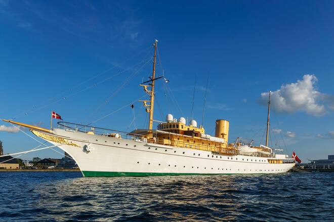 Die «Attila» ist ein Kreuzfahrt-Hotel mit neun Doppelzimmern. Das erste Boutique-Boatel der Schweiz gehört zu den besten Erlebnislocations der Schweiz.