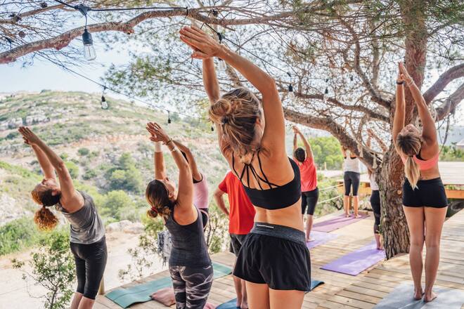 Gruppe von Frauen in der Yogaklasse draussen