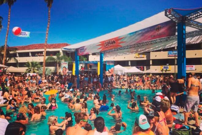 Lesben Party Lady Gaga Palm Springs Instagram Dinah Shore