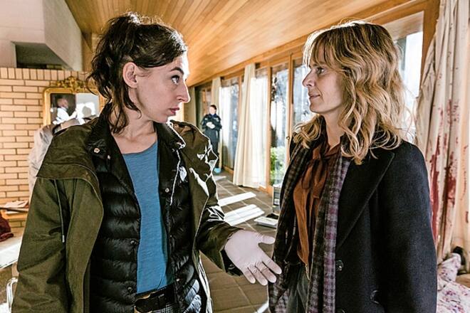 Tatort â SchoggiläbeRegie: Viviane AndereggenProduktion: Zodiac PicturesKamera: Martin LangerDrehbuch: Lorenz Langenegger & Stefan Brunner2020Hauptbild 1Am Tatort: Carol Schuler als Tessa Ott, Anna Pieri Zuercher als Isabelle GrandjeanCopyright: SRF/Sava Hlavacek