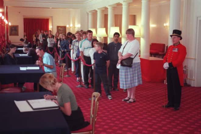 Lady Diana Spencer Todestag Tribute September 1997 Buckingham Kensington Palace