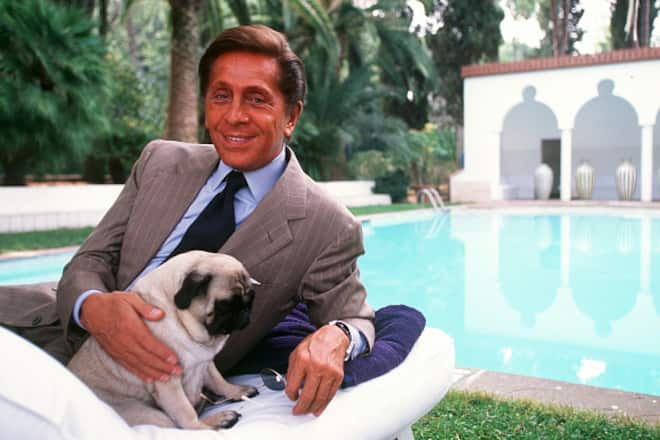 Der italienische Modeschöpfer Valentino Garavani mit seinem Hund in seiner Villa in Rom am 29. September 2000, Italien. (Photo by Gianni GIANSANTI/Gamma-Rapho via Getty Images)