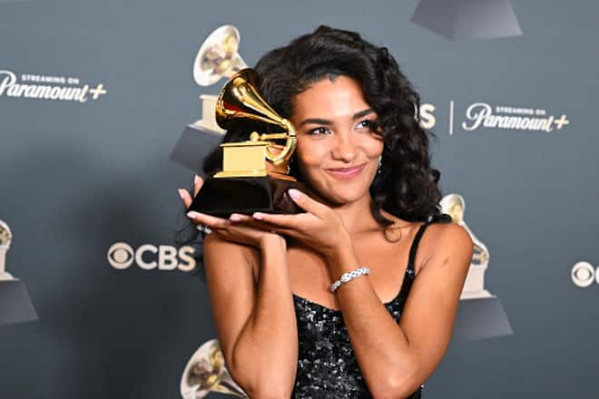 Die britische Sängerin Olivia Dean erhält die Auszeichnung «Best new artist». (Photo by Phil McCarten/CBS via Getty Images)