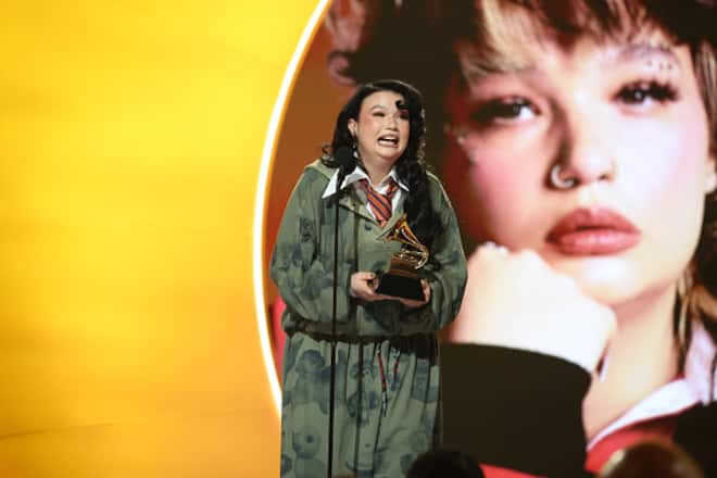 Lola Young erhält den Grammy für «Best Pop Solo Performance» für «Messy». (Photo by Kevin Mazur/Getty Images for The Recording Academy)