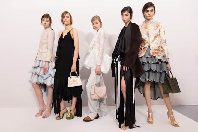 Dior grafischer, spielerisch mit Gender-Codes.(Photo by Delphine Achard/WWD via Getty Images)