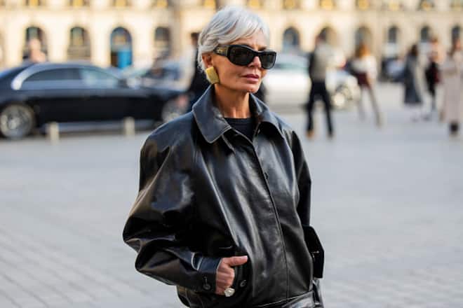 Grece Ghanem trägt eine Lederjacke im 80er Look. (Photo by Christian Vierig/Getty Images)