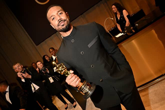 Michael B. Jordan erhält an den 98. Oscars die begehrte Trophäe für seine Leistung als bester Hauptdarsteller in Sinners. (Photo by Michael Buckner/Penske Media via Getty Images)