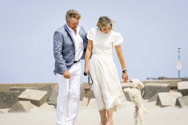 THE HAGUE - King Willem-Alexander, Queen Maxima and dog Mambo on the Zuiderstrand during the traditional photo session of the royal family. ANP KOEN VAN WEEL netherlands out - belgium out PUBLICATIONxINxGERxSUIxAUTxONLY Copyright: xx x472782961x originalFilename: 472782961.jpg