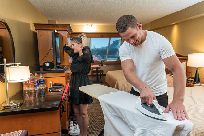 Schwinger Remo Kaeser verbringt seine Ferien mit Freundin Rebecca Merlo und seinen Eltern Adrian und Lisa Kaesr in den USA. In Las Vegas. Bild © Remo Naegeli