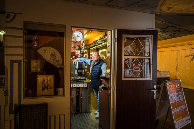 Joseph Khakshouri 29.10.2020 und 31.10.2020 Zirkus Knie musste wegen den neuen Covid-19 Regeln von einem Tag zu anderen Schliessen.Im Buffet Zelt wird Abgebaut. Die Zuckerwatte Machine wird von Zwei mittarbeitern rausgetragen. Der Chef des Buffets: Mike Wipf ist im Wagen und übersiet den Abbau.Zürich (ZH)