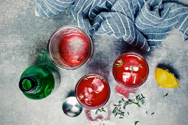 diverse Drinks und Cocktails