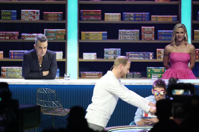 FRIEDRICHSHAFEN, GERMANY - NOVEMBER 19: Robbie Williams and Michelle Hunziker are seen on stage during the "Wetten, dass...?" Live Show on November 19, 2022 in Friedrichshafen, Germany. (Photo by Andreas Rentz/Getty Images)