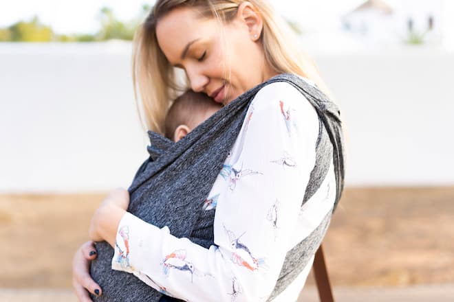 Mother carrying baby boy in sling outdoors model released Symbolfoto PUBLICATIONxINxGERxSUIxAUTxHUNxONLY ERRF02240