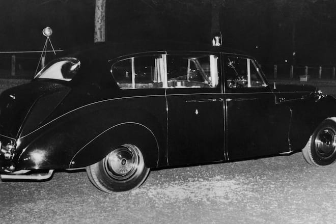 Princess Anne's Rolls-Royce and a white Ford Escort car (right) used by would-be kidnapper Ian Ball to force the royal car to stop, in a failed attempt to kidnap the princess in Pall Mall, London, 20th March 1974. (Photo by Keystone/Hulton Archive/Getty Images)