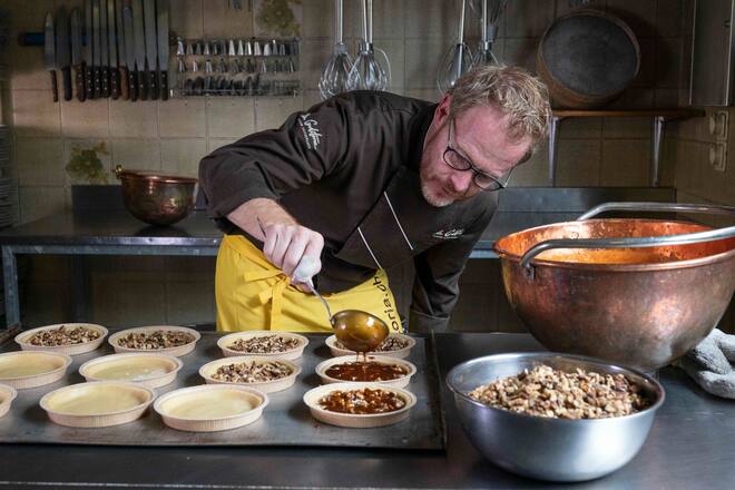 Sedrun (GR), 4.8.2021 -- Meister der Nusstortenkreation: Reto Schmid.Foto: Karl-Heinz Hug