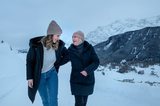 Oceana Galmarini, SRF Moderatorin, 50 Jahre Frauenstimmrecht, mit gehörloser Mutter Helen, 30. Januar 2021, Ardez GR