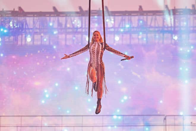 Helene Fischer schwebt am Mega-Konzert in München im Sommer 2022 hoch oben in der Luft über das Publikum.