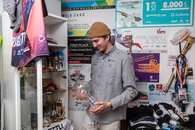 FLIMS, 28.11.2020 - Homestory ueber Andri Ragettli. Hier mit der Kirstallkugel des Gesamtweltcup im Free SkiPHOTO BY PASCAL MORA