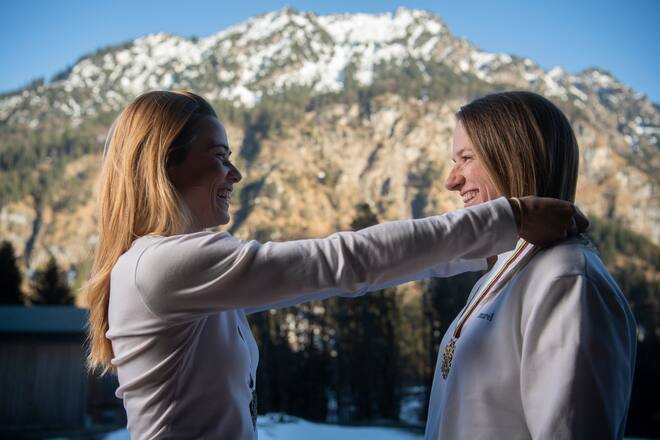 Laurien van der Graaff und Nadine Faehndrich, Ski Nordisch, Silbermedaille, Weltmeisterschaft in Obersdorf März 2021, SI 09/2021