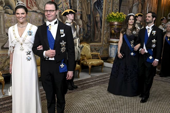 Kronprinzessin Victoria von Schweden mit Prinz Daniel, dahinter Prinz Carl Philip von Schweden mit Prinzessin Sofia.