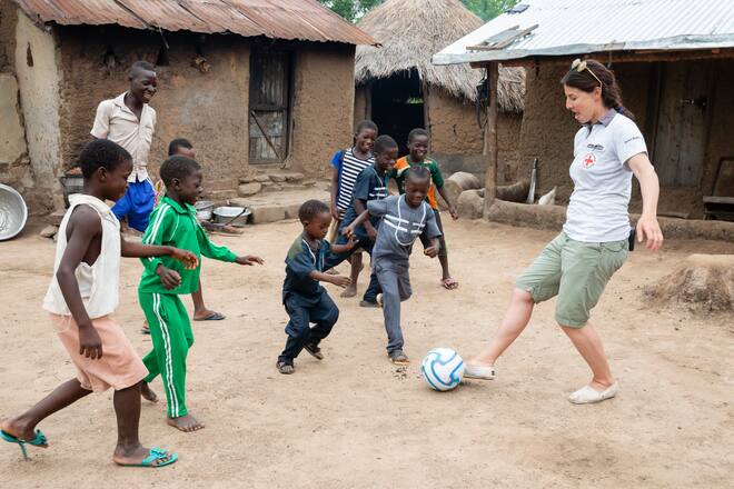 Als Gastgeschenk hatte das SRK einen Fussball mitgebracht. Dominique Gisin Im Dorf Aou Mono, Province Centrale, Togo, SRK, Schweizerisches Rotes Kreuz. Foto: Bernard van Dierendonck