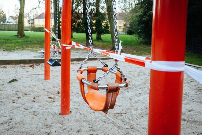 Düsseldorf 24.03.2020- Mit Flatterband abgesperrter Spielplatz Geschlossener Kinder Spielplatz in Folge der Corona Pandemie Düsseldorf Nordrhein-Westfalen Deutschland *** Düsseldorf 24 03 2020 Playground closed with flutterband Closed childrens playground as a result of the corona pandemic Düsseldorf North Rhine-Westphalia Germany