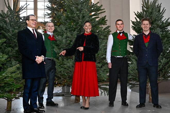 Kronprinzessin Victoria und Prinz Daniel bei der traditionellen Übergabe der Weihnachtsbäume durch Studenten der Forstwirtschaftsakademie im Königlichen Schloss in Stockholm, Schweden