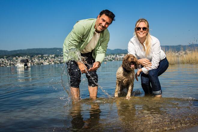 Foto: Stefan Bohrer, 10.5.25, Erlenbach: Salar und Barbara Bahrampoori mit Hund Liesl.